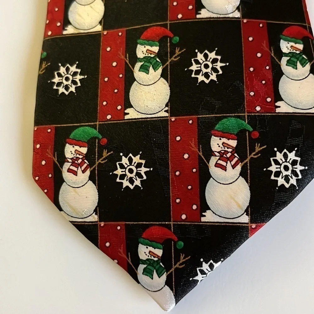 Hallmark Novelties men’s Christmas tie. Decorated with snowmen and Snowflakes.